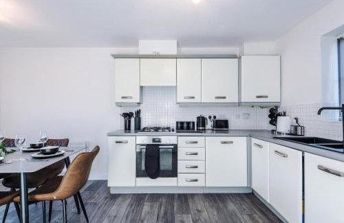 NEW!- GORTON PLACE By Greenstay Serviced Accommodation - 4 Bed 3 Bath House In Manchester - FREE Parking - FAST 250 Mbps Wi-Fi - Ideal for Contractors, Business Travellers & Relocations - Close to City Centre, Airport, Etihad Stadium - LONG STAYS WELCOME - Foto 4