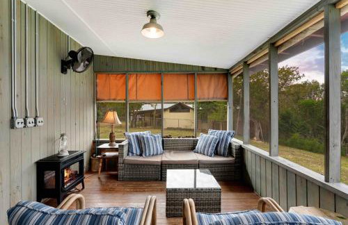 VINTAGE RIVER CAMP CABIN! PRIVATE RIVER ACCESs! - Foto 8