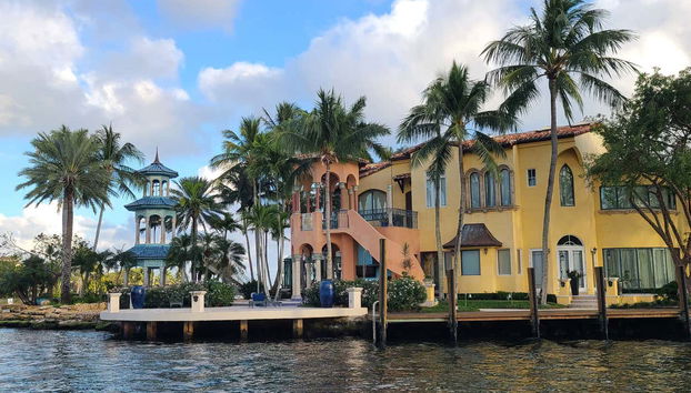 Una de las mansiones a la orilla del río