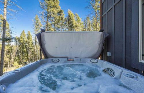 Rustic cabin charm w/ hot tub, arcade basketball - Foto 9