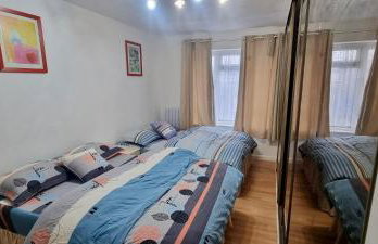 Friendly family apartment comfort sleep 6 close to tube bus airport - Foto 43