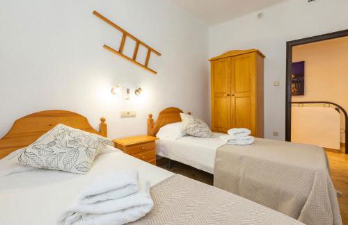 21 Sleeps Private Pool Villa & BBQ Near Barcelona - Foto 30