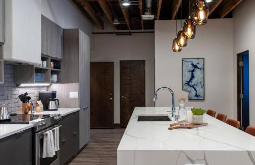 Walkable Downtown Loft with King Bed & Self Check in - Foto 19