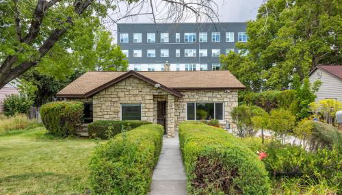 Cozy 2BR Home Near UNR with Large Deck & Parking - Photo 3