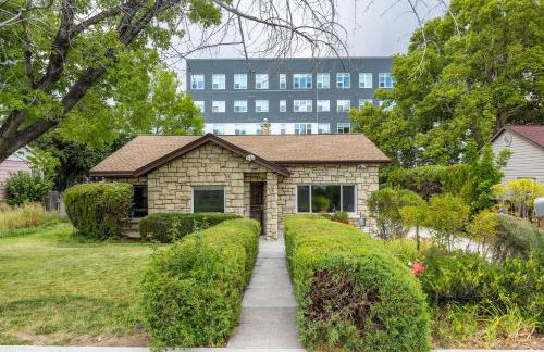 Cozy 2BR Home Near UNR with Large Deck & Parking - Foto 3