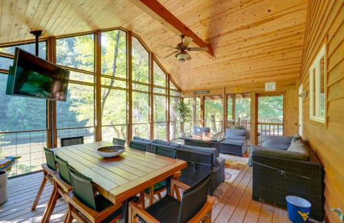 Riverfront West Virginia Cabin with Screened-In Deck - Foto 1