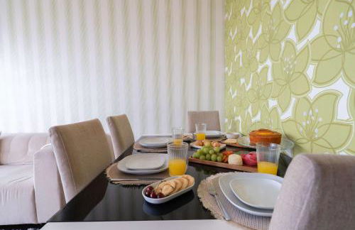 Modern Flat with Balcony & Garage by HostWise - Foto 17