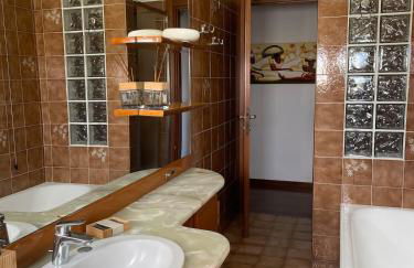 Wood Apartment - Photo 23