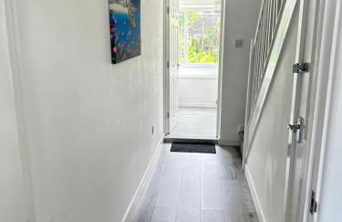 Cozy Family House 10 min from Manchester Airport - Photo 26