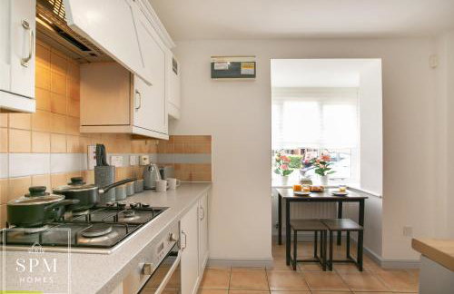 Large 3 Bed House - Long Stays Welcome - Smart TVs in Each Bedroom - Parking - Wifi - Foto 18