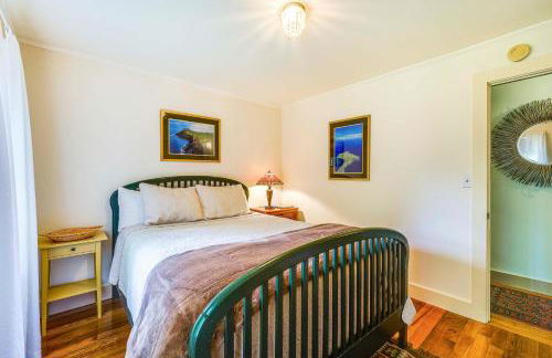 Ambient Manchester Village Abode with Deck and Pond! - Foto 17