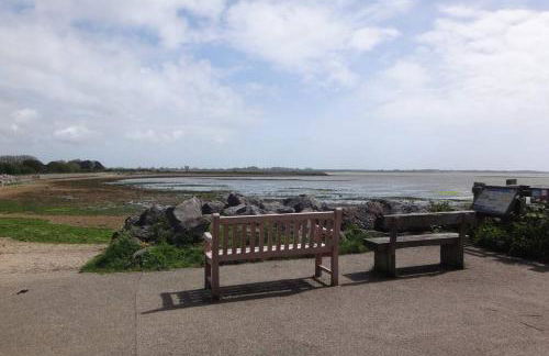 Self contained annex with bedroom bathroom sitting room and kitchenette - Photo 20