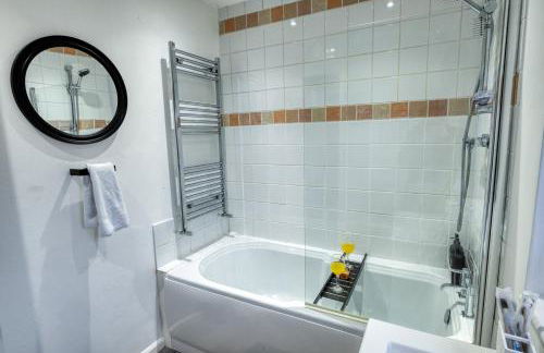 Vibrant 3BR Getaway Sleeps 6 Exclusive Offer - Photo 15