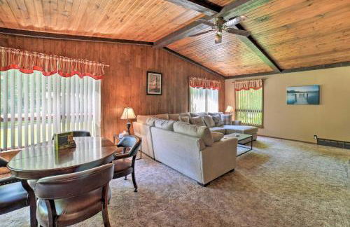 Charming Pymatuning Lake House Near Park and Beach - Photo 5