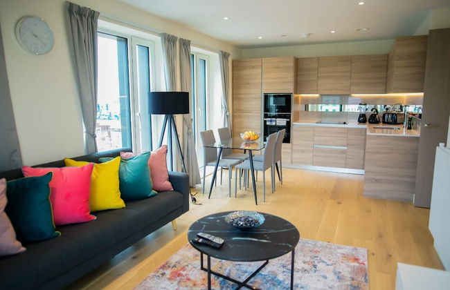 Thames View 2 Bed Apartment With Balcony - Photo 1