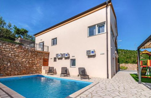 Awesome Home In Modric - Photo 1