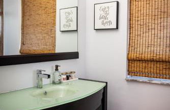 Lux 3 bedroom townhouse 1 block from the beach - Photo 24