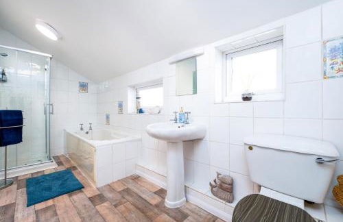 Sunny Seaside Paradise - Sleeps 5 - Photo 32