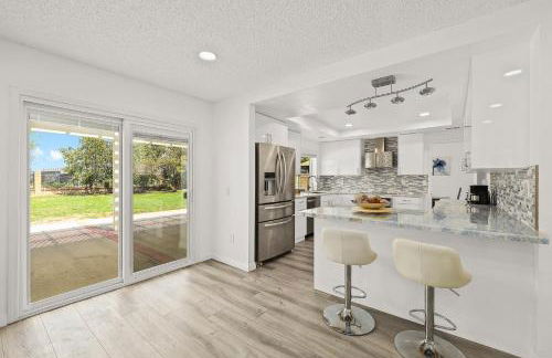 Newly Remodel Luxury Home with Hotel-Like Amenity - Foto 29