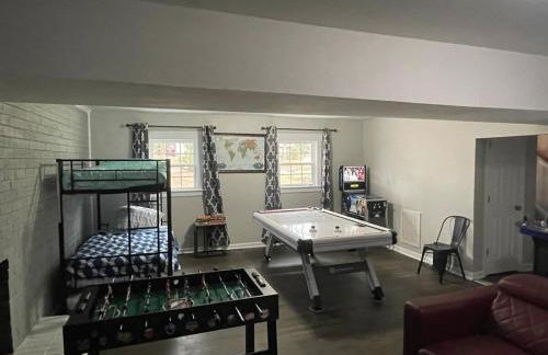 Stylish 4BR Getaway with Game Room, Grills & Cozy Outdoor Fire-Pit - Foto 14