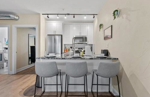 King Bed Suite With Free Parking, Step Free Access - Foto 15