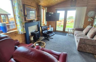 3-Bed Ocean View Lodge - Parking & Terrace - Photo 10