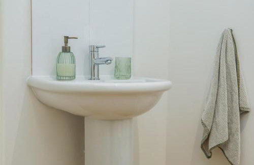 8 Iris Cottage 4-BR Coastal Home in Suffolk - Foto 39