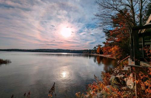 Back of the Moon Lakefront Camp family watersports fire pit 1 dog beach sleeps 8 - Foto 1