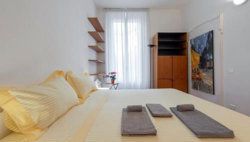 Stylish Apartment at Isola-Garibaldi District - B Home - Foto 3, towels, wardrobe