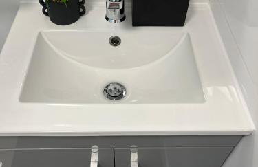 Central Bedford FREE Parking & Private Garden& Conservatory Perfect for large group of people - Foto 27