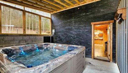Southern Comfort Retreat with a private hot tub - Foto 3