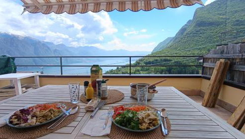 EnjoyIseoLake - Le Terrazze - 2 rooms flat with a pool and a terrace with a stunning lake view - Foto 3