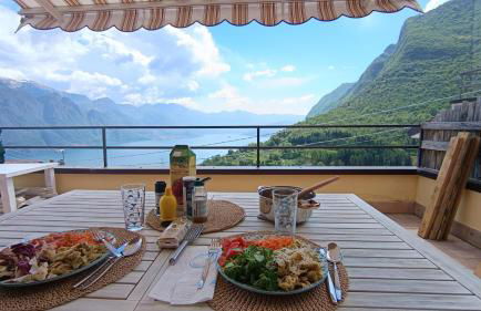 EnjoyIseoLake - Le Terrazze - 2 rooms flat with a pool and a terrace with a stunning lake view - Foto 3