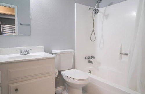 Enchanting Garden with Luxe Jacuzzi Spacious Yard - Foto 25