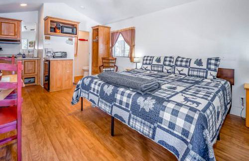 The Blue Fox Cabin #8 at Blue Spruce RV Park & Cabins - Foto 6