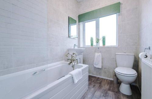 Charming and Modern 3BR Home Steps Away From City Center - Foto 32