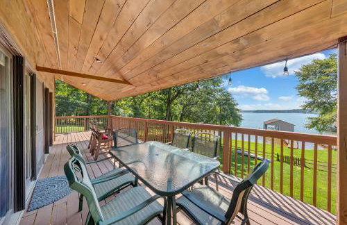 Lakeside Lodge - Lakefront home with private dock & hot tub - Foto 38