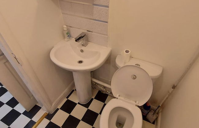 Lovely 3-bed Apartment in Parkgate Rotherham - Photo 16