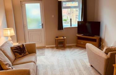 2 bedroom house walking distance to city centre WITH FREE PARKING - Photo 6