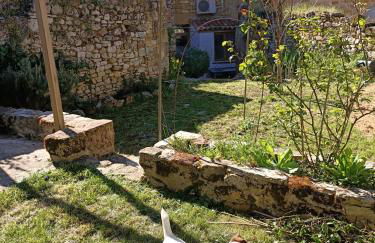 Maison de caractère au cœur de la cité médiévale de Gourdon - Photo 1