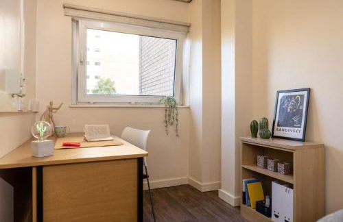 John Lester and Eddie Colman Courts in Salford - Foto 4