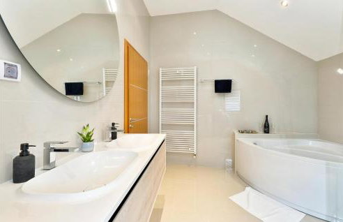 5 Bedroom Cozy Home In Desni Stefanki - Foto 38