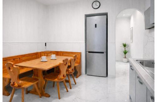 Bed & Garage Apartment in Villa - Photo 2