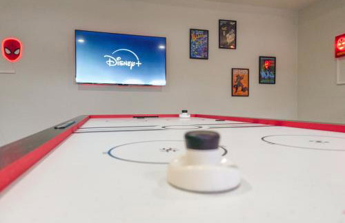 Spacious Disneyland Getaway I Game Room, King Suites & EV Access I Sleeps 14 - Foto 6