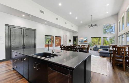 LUX Treehouse on Private Lake next to Lake Conroe with Game room, Paddleboards, Lake Views, and more! - Foto 32