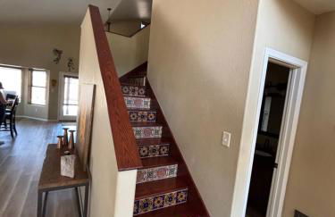 Sparkling Foothills Home 3 bed and loft 2 bath pool home - 14 day minimum - Foto 3