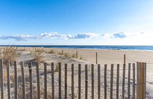 Oceanfront 2 Bedroom Modern Beach Condo w Pool - Foto 52