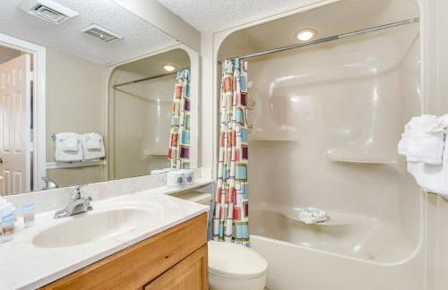 Scenic Views from the balcony at Ocean Forest Plaza Condos - Foto 32