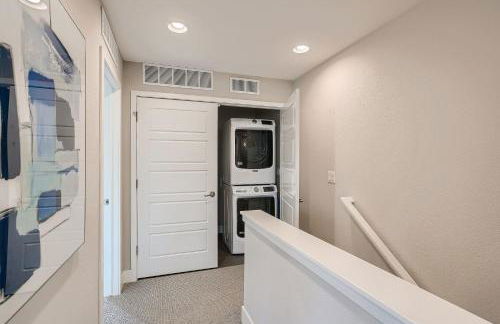 Stylish & Spacious Centrally-Located Home w/Garage - Foto 12