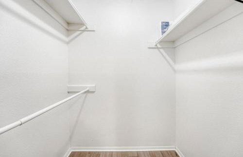 Modern City Getaway 2B - Sleeps 6 - Pool, Prkg - Foto 26